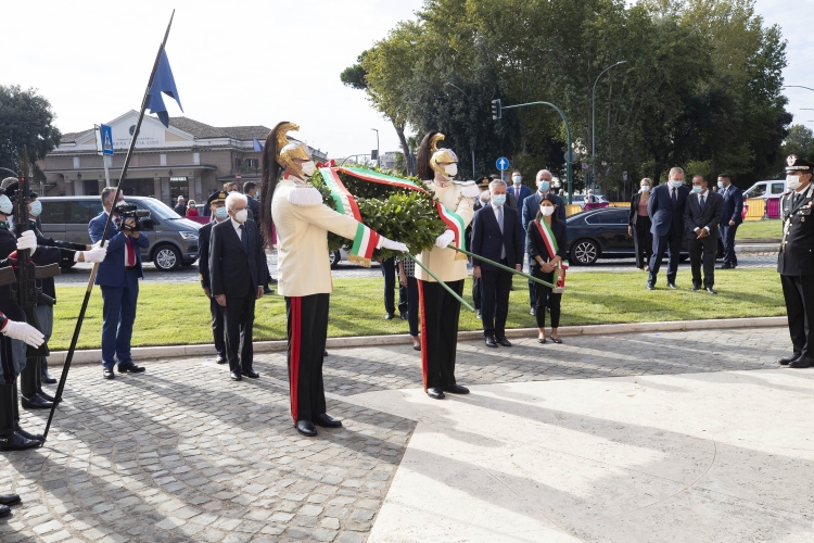 Il Presidente Sergio Mattarella depone una corona d'alloro a Porta San Paolo, in occasione del 77° anniversario della Difesa di Roma
