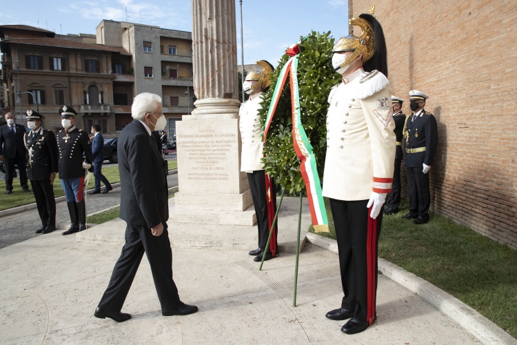 Il Presidente Sergio Mattarella depone una corona d'alloro a Porta San Paolo, in occasione del 77° anniversario della Difesa di Roma
