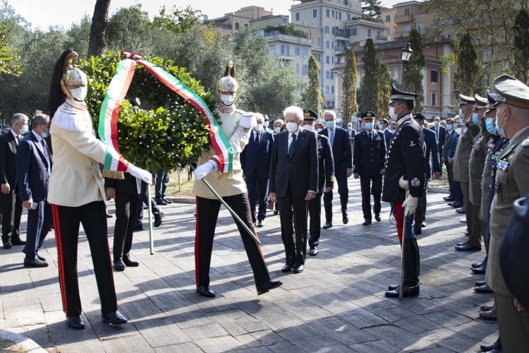 Il Presidente Sergio Mattarella durante la deposizione di una corona d'alloro al Parco della Resistenza, in occasione del 77° anniversario della Difesa di Roma
