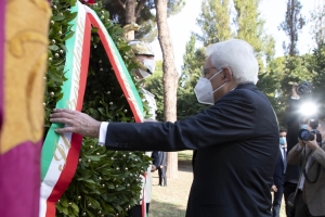 Il Presidente Sergio Mattarella durante la deposizione di una corona d'alloro al Parco della Resistenza, in occasione del 77° anniversario della Difesa di Roma
