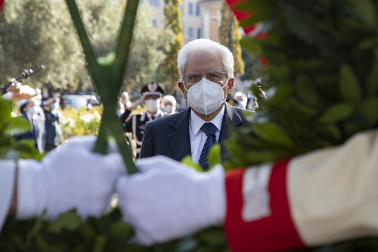 Il Presidente Sergio Mattarella durante la deposizione di una corona d'alloro al Parco della Resistenza, in occasione del 77° anniversario della Difesa di Roma