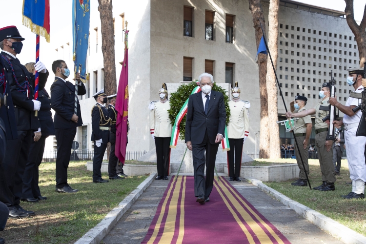 Il Presidente Sergio Mattarella durante la deposizione di una corona d'alloro al Parco della Resistenza, in occasione del 77° anniversario della Difesa di Roma
