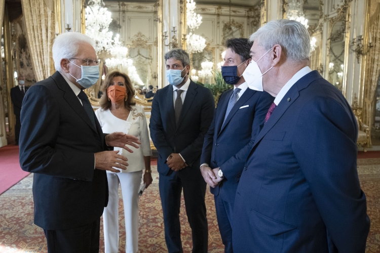 Il Presidente Sergio Mattarella con il Presidente del Senato Maria Elisabetta Alberti Casellati e il Presidente della Camera dei Deputati Roberto Fico,con il Presidente del Consiglio dei Ministri,Giuseppe Conte,e il Vice Presidente della Corte Costituzionale, Mario Rosario Morelliin occasione della cerimonia di giuramento dei nuovi Giudici della Corte Costituzionale, Avv. Angelo Buscema e Prof.ssa Emanuela Navarretta
