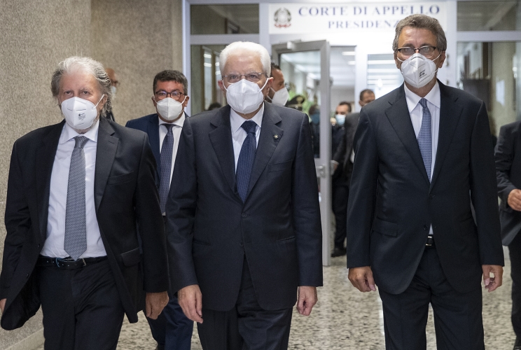Il Presidente Sergio Mattarella con il Dott. Matteo Frasca, Presidente della Corte d’Appello di Palermo e il Dott. Roberto Maria Ferdinando Scarpinato, Procuratore Generale presso la Corte d’Appello di Palermo, in occasione della cerimonia commemorativa del trentesimo anniversario della morte di Rosario Livatino