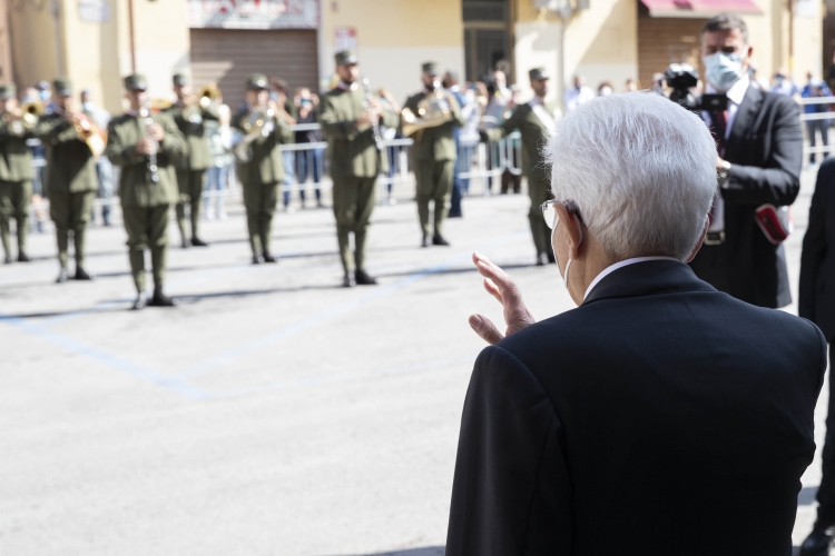 Il Presidente Sergio Mattarella assiste all’esecuzione dell’Inno “Dimonius” cantato e musicato dalla banda della Brigata Sassari, in occasione della cerimonia di commemorazione del 10° anniversario della morte del Presidente emerito della Repubblica, Sen. Prof. Francesco Cossiga
