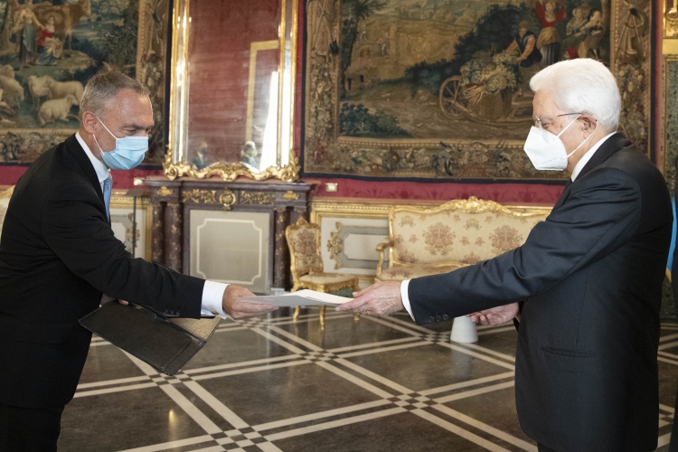 Il Presidente Sergio Mattarella con S.E. il Signor Jan BJÖRKLUND,nuovo Ambasciatore del Regno di Svezia,in occasione della presentazione delle Lettere Credenziali 
