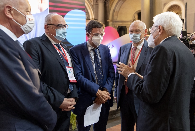 Il Presidente della Repubblica Sergio Mattarella con i relatori del Festival Nazionale dell’Economia Civile, Prof. Leonardo Becchetti, Prof. Stefano Zamagni, Dott. Augusto Dell’Erba, e  il Dott. Maurizio Gardini
