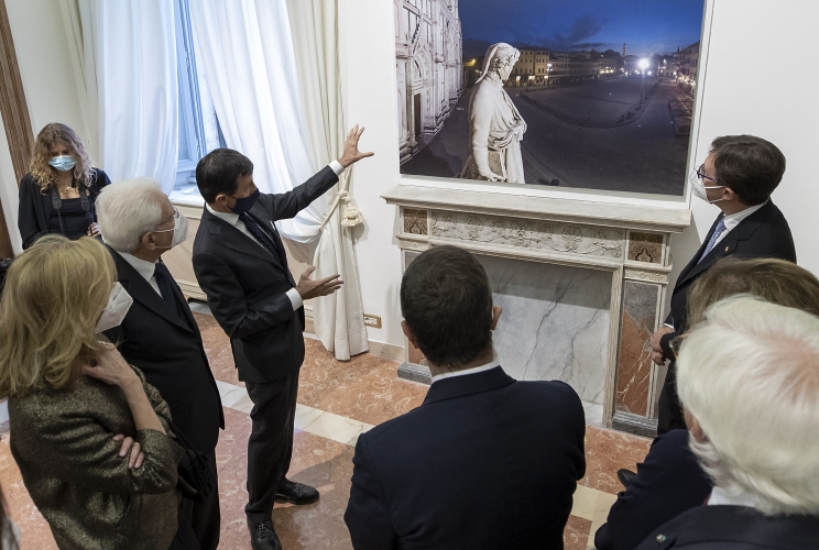 Massimo Sestini illustra le opere della mostra 'Dante 700". Un ritratto di Dante e i luoghi del poeta nelle fotografie di Massimo Sestini