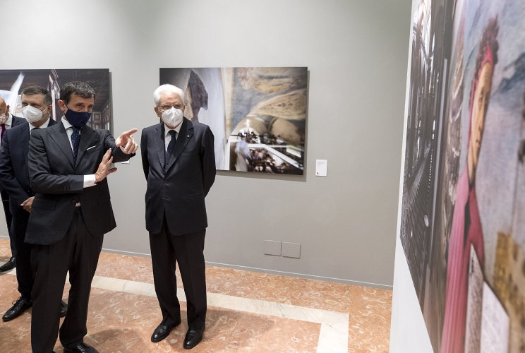 Massimo Sestini illustra le opere della mostra 'Dante 700'. Un ritratto di Dante e i luoghi del poeta nelle fotografie di Massimo Sestini 