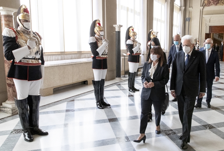 Il Presidente Sergio Mattarella e il Presidente della Repubblica Ellenica, S.E. la Signora Katerina Sakellaropoulou, passano in rassegna un Plotone di Corazzieri in Gran Gala