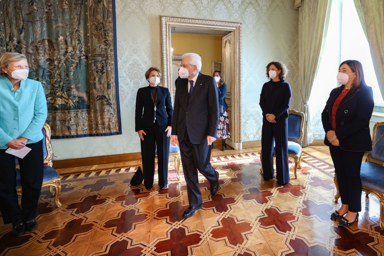 Il Presidente Sergio Mattarella con una delegazione di Leads - Donne Leader in Sanità  
