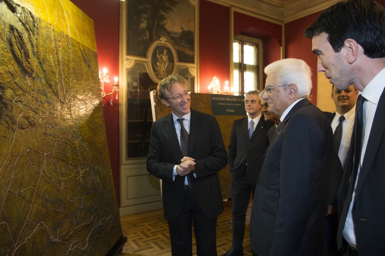 Il Presidente Sergio Mattarella nel corso della visita alla sede del Consorzio Ovest Sesia
