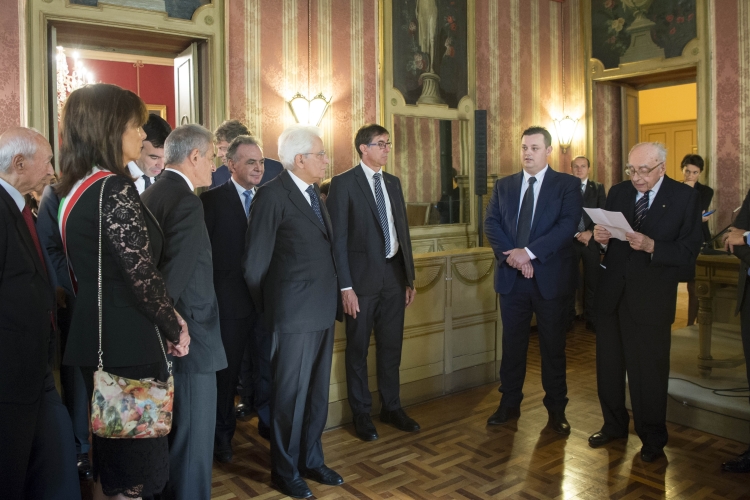 Il Presidente Sergio Mattarella nel corso della visita alla sede del Consorzio Ovest Sesia