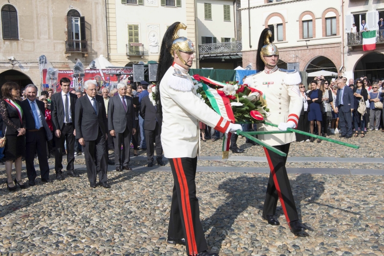 Il Presidente Sergio Mattarella depone una corona al monumento dedicato a Cavour