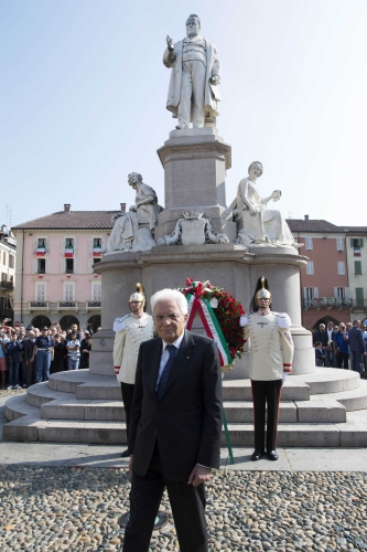 Il Presidente Sergio Mattarella dopo aver deposto una corona