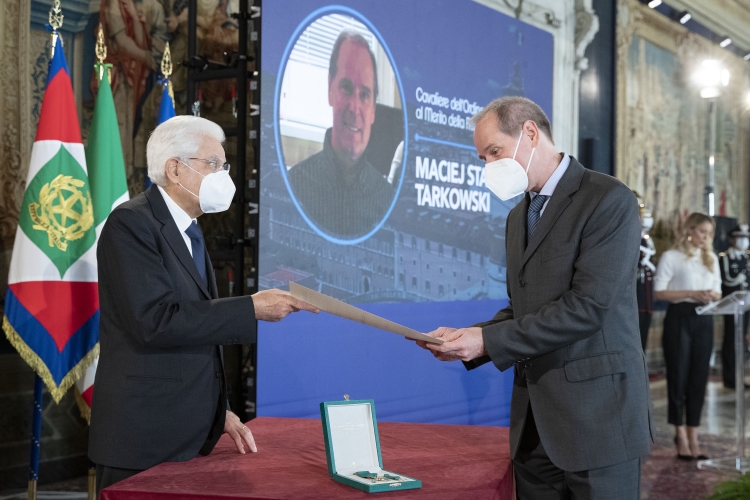 Il Presidente Sergio Mattarella conferisce "motu proprio" l'onorificenza di Ufficiale dell'Ordine al Merito della Repubblica Italiana a Maciej Stanislaw Tarkowski 

