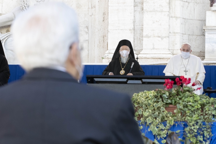 Il Presidente Sergio Mattarella con Sua Santità Papa Francesco e Sua Santità Bartolomeo I, Patriarca ecumenico di Costantinopoli.
