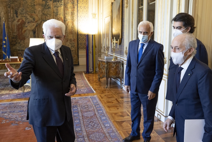Il Presidente Sergio Mattarella con Giulio Maira, Fondatore e Presidente di Atena Onlus, unitamente a Giuseppe Rebuzzi, Vice Presidente di Atena Onlus e Matteo Tanzilli, Presidente di Atenainnova