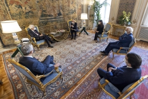 Il Presidente Sergio Mattarella con Giulio Maira, Fondatore e Presidente di Atena Onlus, unitamente a Giuseppe Rebuzzi, Vice Presidente di Atena Onlus, Carla Vittoria Cacace, Presidente di Atena Donna e Matteo Tanzilli, Presidente di Atenainnova