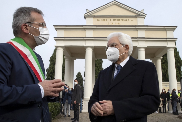 Il Presidente della Repubblica Sergio Mattarella al cimitero di Castegnato con il Sindaco Gianluca Cominassi 