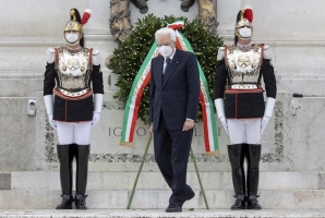Il Presidente Sergio Mattarella in occasione della deposizione di una corona d’alloro sulla Tomba del Milite Ignoto nella ricorrenza del Giorno dell’Unità Nazionale e Giornata delle Forze Armate