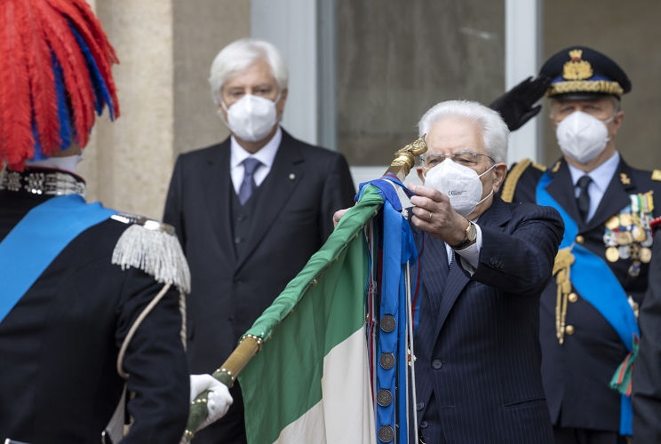 Il Presidente della Repubblica Sergio Mattarella durante il conferimento delle decorazioni dell’Ordine Militare d’Italia alle Bandiere di Guerra