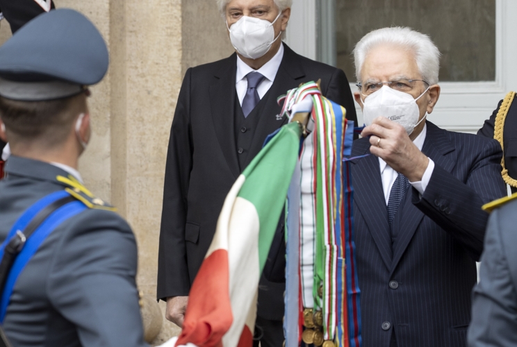 Il Presidente della Repubblica Sergio Mattarella durante il conferimento delle decorazioni dell’Ordine Militare d’Italia alle Bandiere di Guerra