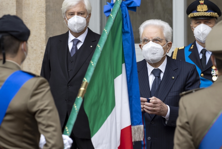 Il Presidente della Repubblica Sergio Mattarella durante il conferimento delle decorazioni dell’Ordine Militare d’Italia alle Bandiere di Guerra