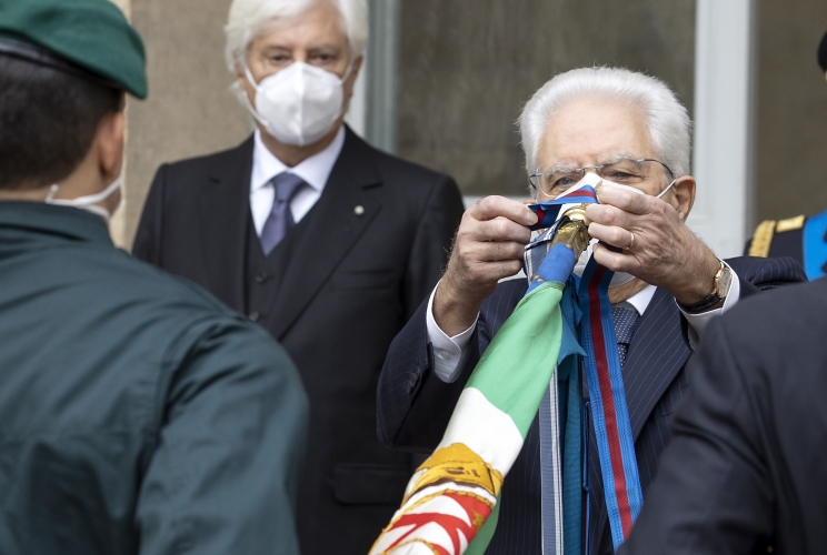 Il Presidente della Repubblica Sergio Mattarella durante il conferimento delle decorazioni dell’Ordine Militare d’Italia alle Bandiere di Guerra