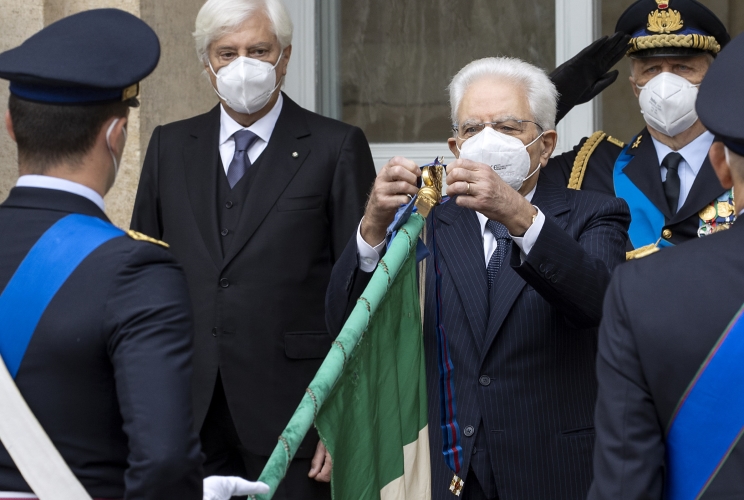 Il Presidente della Repubblica Sergio Mattarella durante il conferimento delle decorazioni dell’Ordine Militare d’Italia alle Bandiere di Guerra