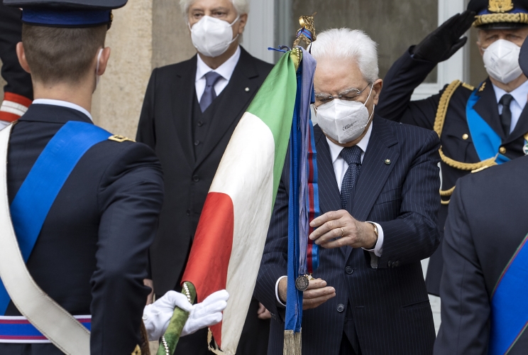 Il Presidente della Repubblica Sergio Mattarella durante il conferimento delle decorazioni dell’Ordine Militare d’Italia alle Bandiere di Guerra