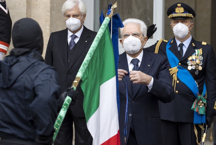 Il Presidente della Repubblica Sergio Mattarella durante il conferimento delle decorazioni dell’Ordine Militare d’Italia alle Bandiere di Guerra