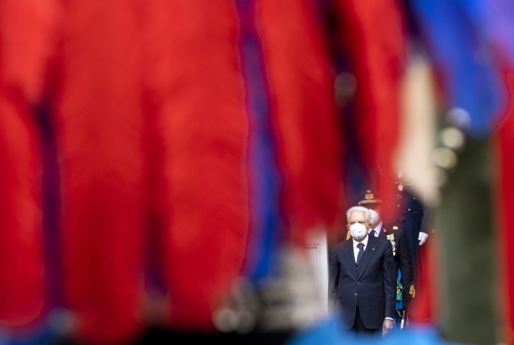 Il Presidente della Repubblica Sergio Mattarella durante il conferimento delle decorazioni dell’Ordine Militare d’Italia alle Bandiere di Guerra