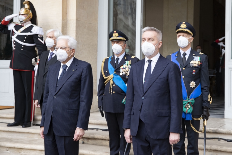 Il Presidente della Repubblica Sergio Mattarella con il Ministro della Difesa Lorenzo Guerini in occasione della cerimonia di conferimento delle decorazioni dell’Ordine Militare d’Italia alle Bandiere di Guerra
