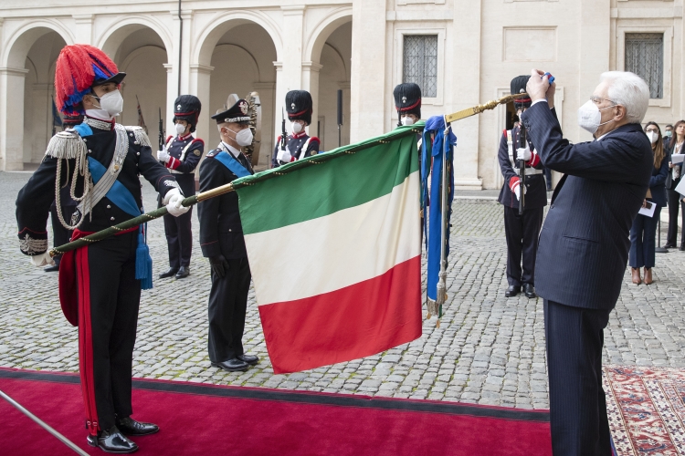 Il Presidente della Repubblica Sergio Mattarella durante il conferimento delle decorazioni dell’Ordine Militare d’Italia alle Bandiere di Guerra