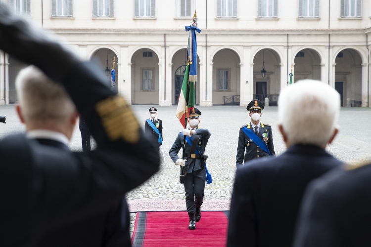 Il Presidente della Repubblica Sergio Mattarella con il Ministro della Difesa Lorenzo Guerini in occasione della cerimonia di conferimento delle decorazioni dell’Ordine Militare d’Italia alle Bandiere di Guerra
