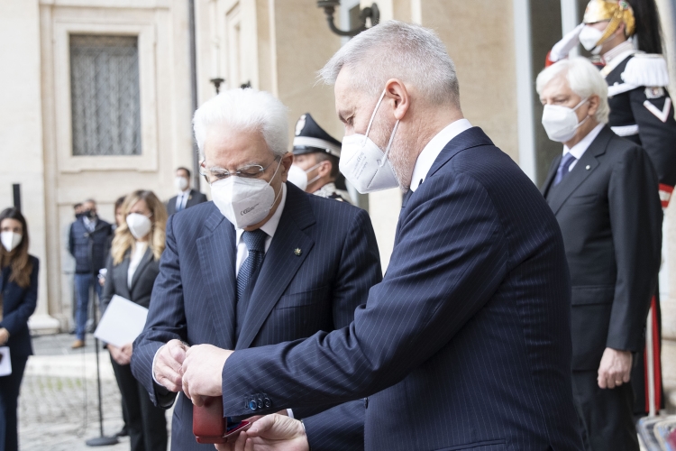 Il Presidente della Repubblica Sergio Mattarella con il Ministro della Difesa Lorenzo Guerini in occasione della cerimonia di conferimento delle decorazioni dell’Ordine Militare d’Italia alle Bandiere di Guerra
