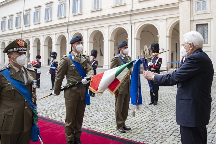 Il Presidente della Repubblica Sergio Mattarella durante il conferimento delle decorazioni dell’Ordine Militare d’Italia alle Bandiere di Guerra
