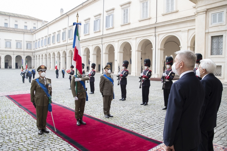 Il Presidente della Repubblica Sergio Mattarella con il Ministro della Difesa Lorenzo Guerini in occasione della cerimonia di conferimento delle decorazioni dell’Ordine Militare d’Italia alle Bandiere di Guerra
