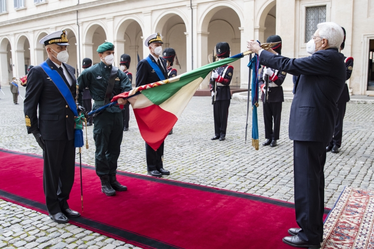 Il Presidente della Repubblica Sergio Mattarella durante il conferimento delle decorazioni dell’Ordine Militare d’Italia alle Bandiere di Guerra