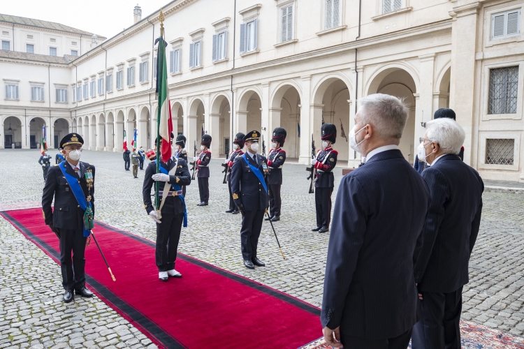 Il Presidente della Repubblica Sergio Mattarella con il Ministro della Difesa Lorenzo Guerini in occasione della cerimonia di conferimento delle decorazioni dell’Ordine Militare d’Italia alle Bandiere di Guerra
