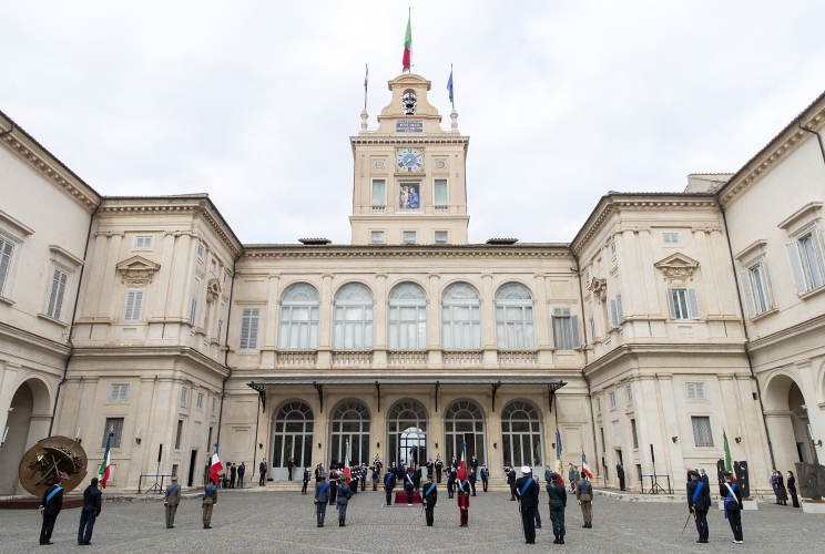 Il Presidente della Repubblica Sergio Mattarella con il Ministro della Difesa Lorenzo Guerini in occasione della cerimonia di conferimento delle decorazioni dell’Ordine Militare d’Italia alle Bandiere di Guerra
