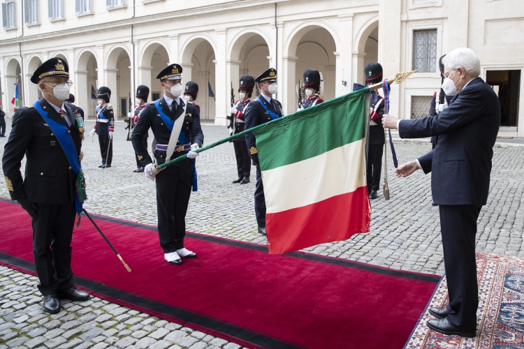 Il Presidente della Repubblica Sergio Mattarella il conferimento delle decorazioni dell’Ordine Militare d’Italia alle Bandiere di Guerra
