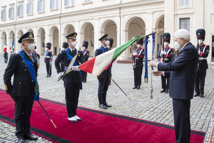 Il Presidente della Repubblica Sergio Mattarella durante il conferimento delle decorazioni dell’Ordine Militare d’Italia alle Bandiere di Guerra

