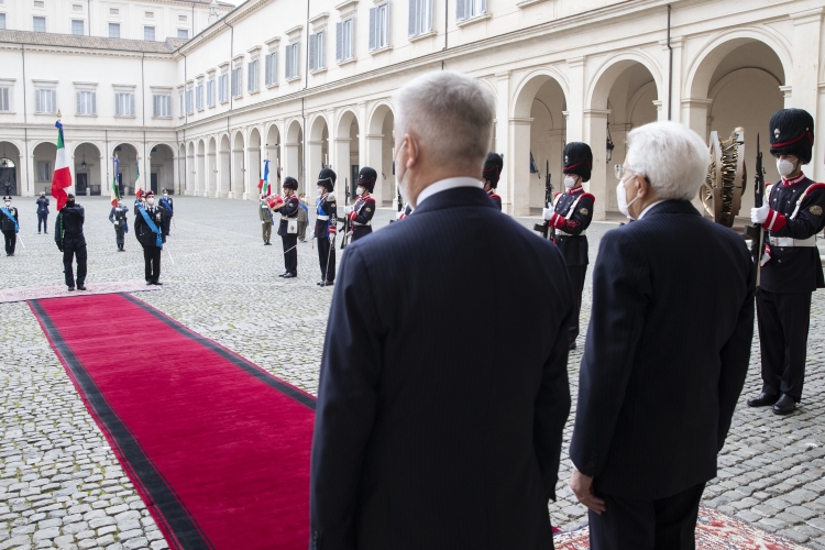 Il Presidente della Repubblica Sergio Mattarella con il Ministro della Difesa Lorenzo Guerini in occasione della cerimonia di conferimento delle decorazioni dell’Ordine Militare d’Italia alle Bandiere di Guerra
(foto di Francesco Ammendola - Ufficio per la Stampa e la Comunicazione della Presidenza della Repubblica)