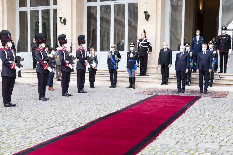 Il Presidente della Repubblica Sergio Mattarella durante il conferimento delle decorazioni dell’Ordine Militare d’Italia alle Bandiere di Guerra