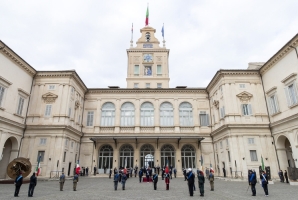 Il Presidente della Repubblica Sergio Mattarella con il Ministro della Difesa Lorenzo Guerini in occasione della cerimonia di conferimento delle decorazioni dell’Ordine Militare d’Italia alle Bandiere di Guerra