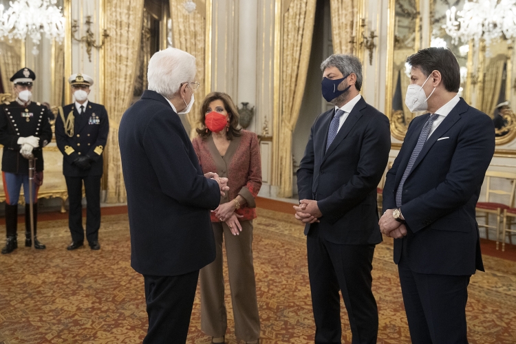 Il Presidente Sergio Mattarella con il Presidente del Senato Maria Elisabetta Alberti Casellati, il Presidente della Camera dei Deputati Roberto Fico, il Presidente del Consiglio dei Ministri, Giuseppe Conte in occasione della cerimonia di giuramento del nuovo Giudice della Corte Costituzionale, Maria Rosaria San Giorgio 
