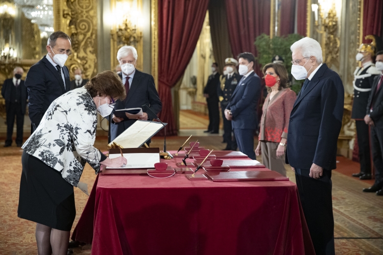 Il Presidente Sergio Mattarella durante la cerimonia di giuramento del nuovo Giudice della Corte Costituzionale, Maria Rosaria San Giorgio 
