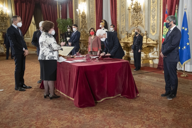 Il Presidente Sergio Mattarella durante la cerimonia di giuramento del nuovo Giudice della Corte Costituzionale, Maria Rosaria San Giorgio 
